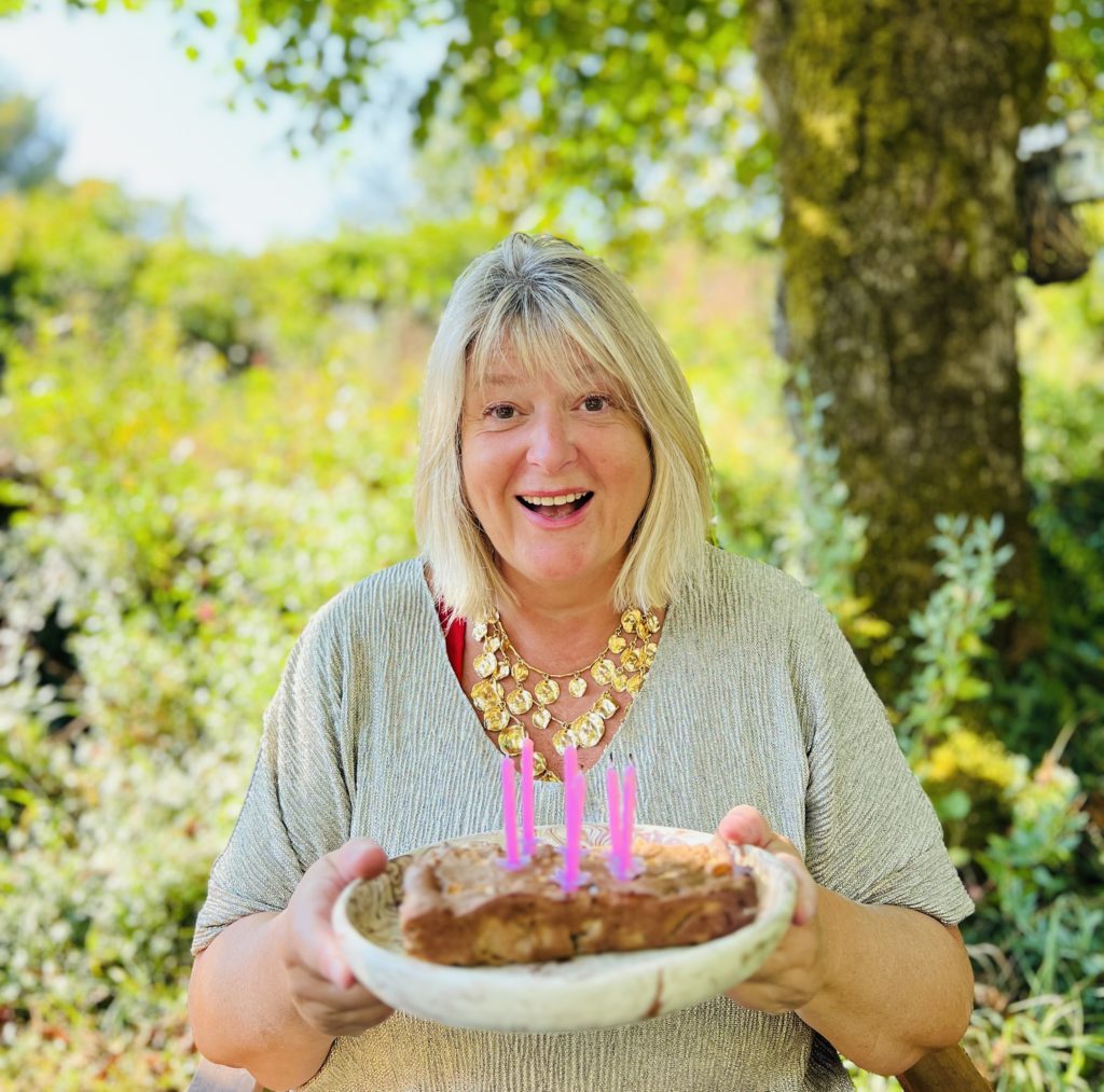 La coach Chine Lanzmann devant son gateau d'anniversaire