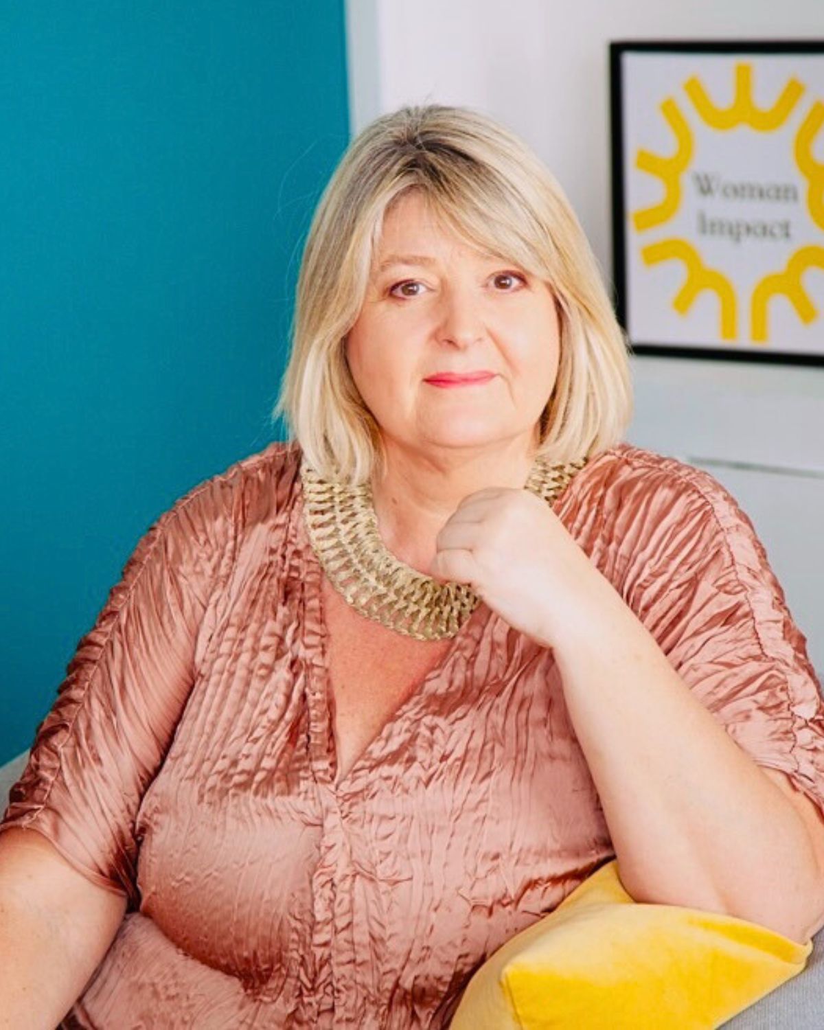 La coach professionnelle Chine Lanzmann est assise dans son cabinet de coaching à Paris.