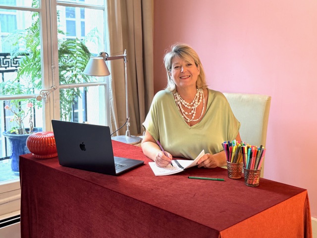 Une séance de coaching individuel et professionnel par Chine Lanzmann, la mastercoach certifiée en leadership au féminin, à son bureau de coaching, à Paris, 75007, Paris 7e