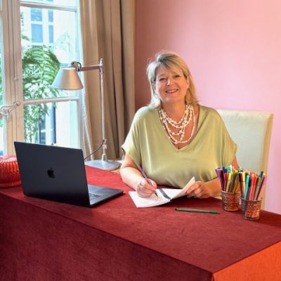 Une séance de coaching individuel et professionnel par Chine Lanzmann, la mastercoach certifiée en leadership au féminin, à son bureau de coaching, à Paris, 75007, Paris 7e